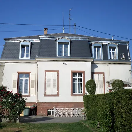 Studio-appartement à Proximité D'une Maison De Maître De 1904 *