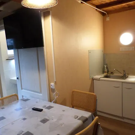 Studio-appartement A Proximite D'une Maison De Maitre De 1904 Apartment *