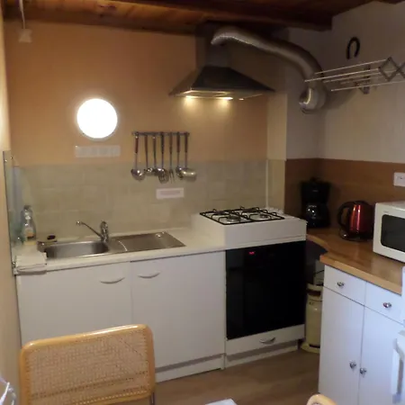 Studio-appartement à Proximité D'une Maison De Maître De 1904 *