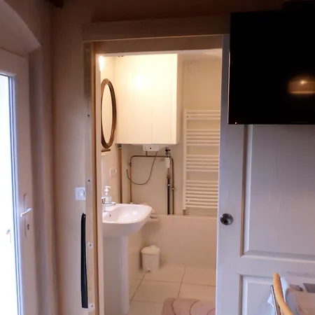 Studio-appartement à Proximité D'une Maison De Maître De 1904 *